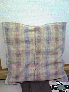 シャツをクッションカバーにリメイク