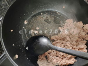 徐々に油が出てきます