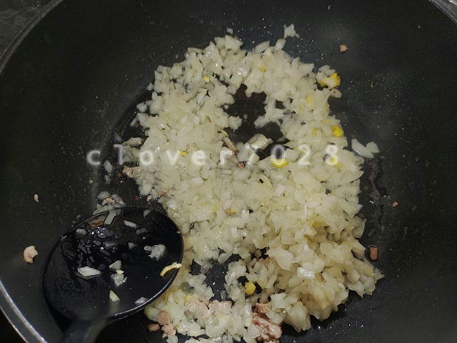 肉から出た油で野菜を炒める。