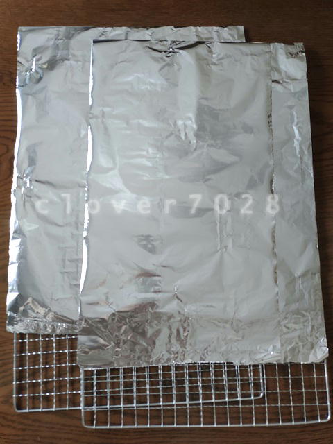 バーベキュー網にアルミホイルをかぶせる