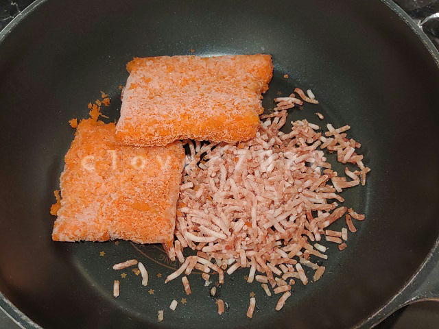 解凍中の人参、ひき肉