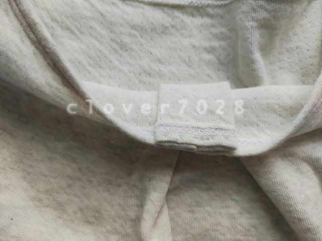 襟を詰めたカットソー